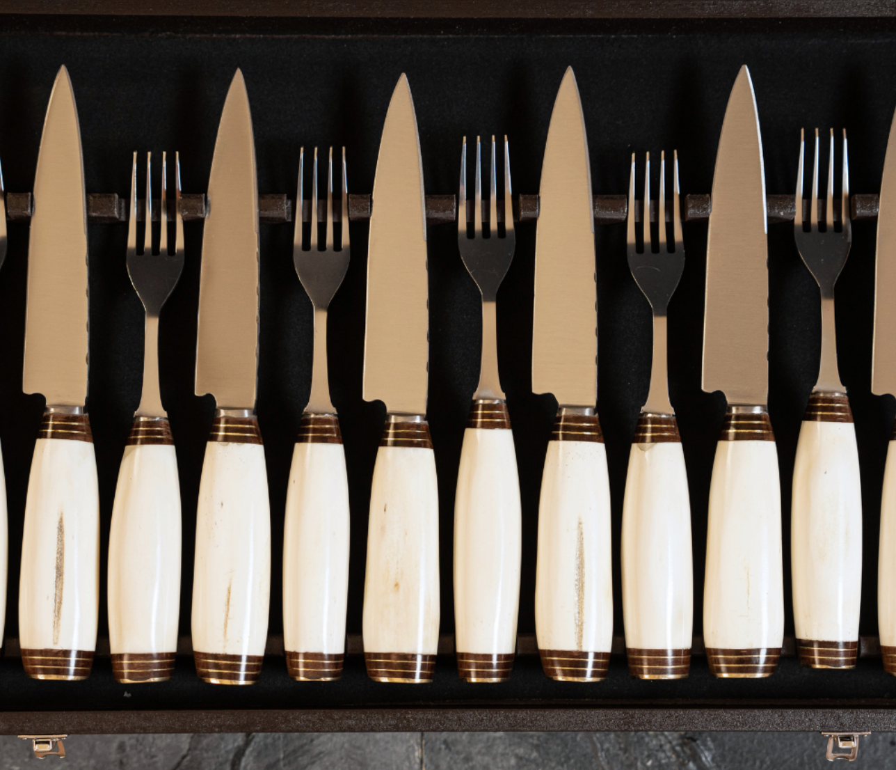 EXCLUSIVE FLATWARE SET