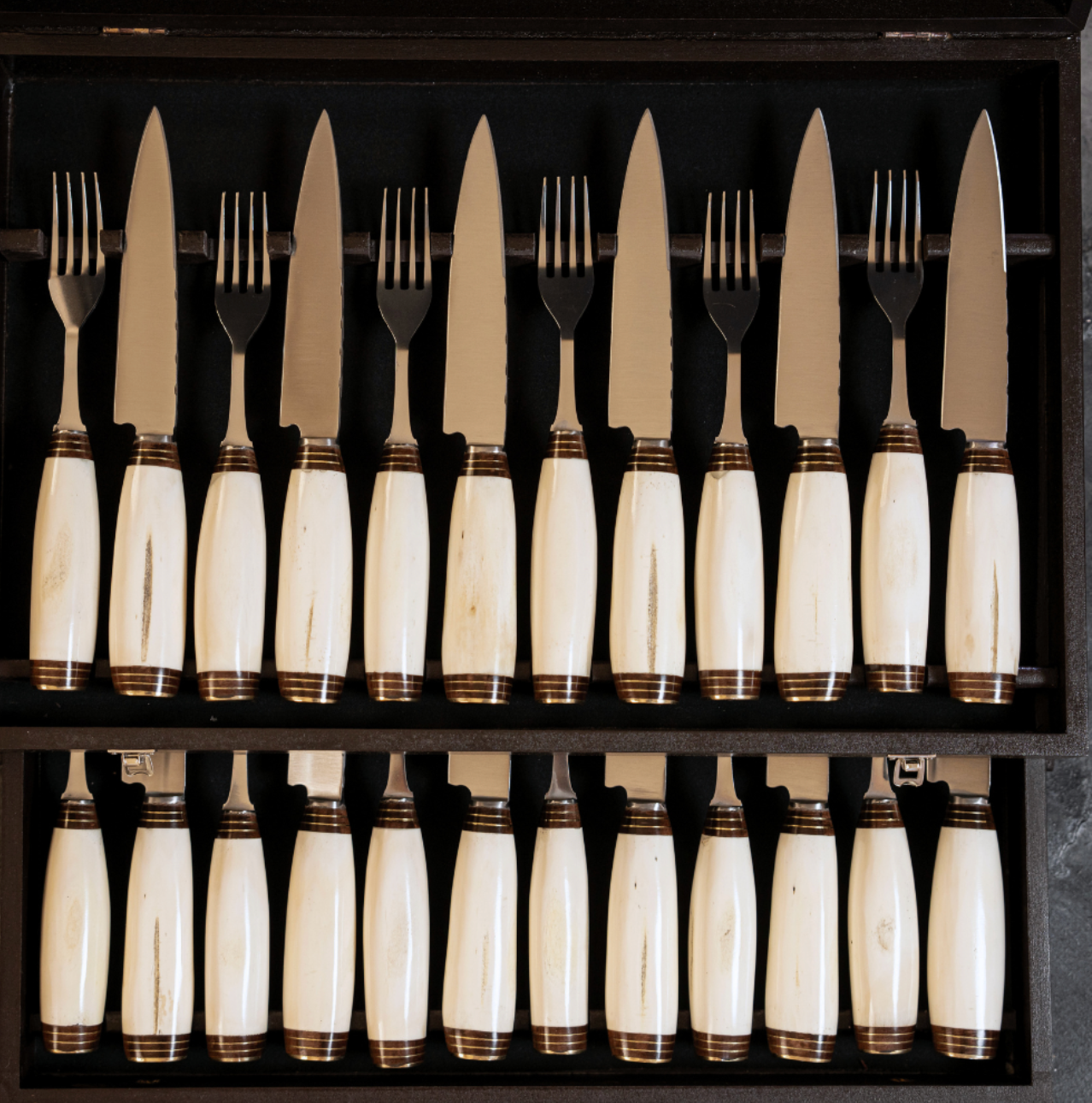 EXCLUSIVE FLATWARE SET