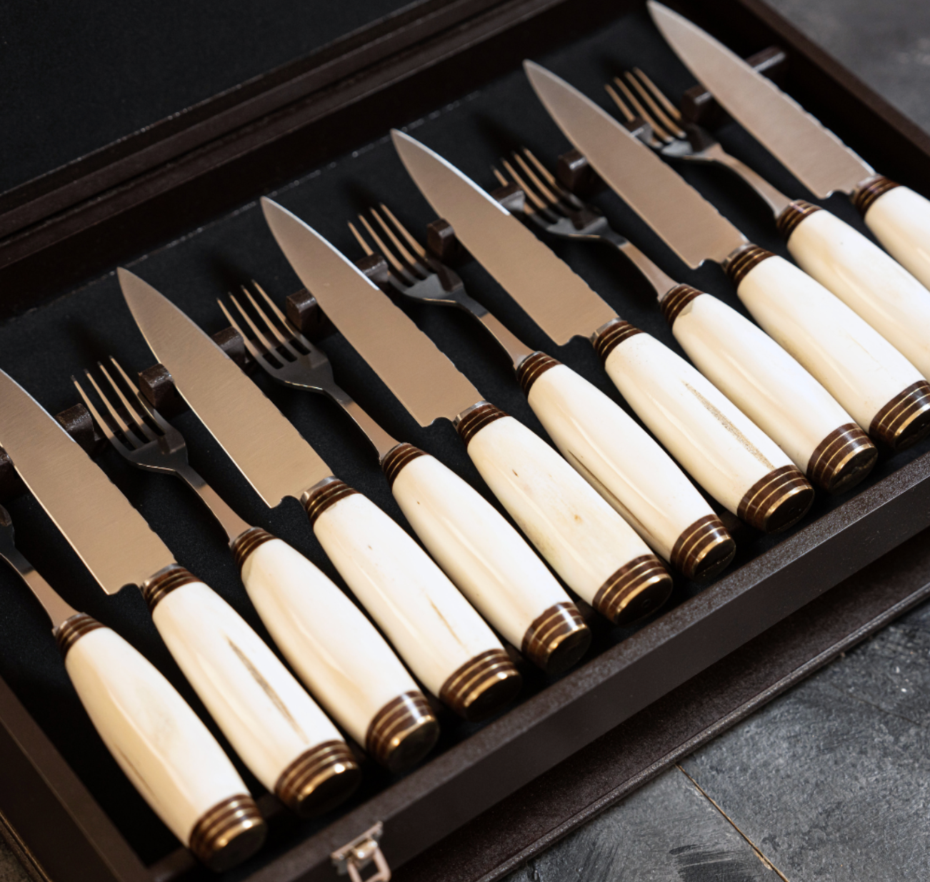 EXCLUSIVE FLATWARE SET